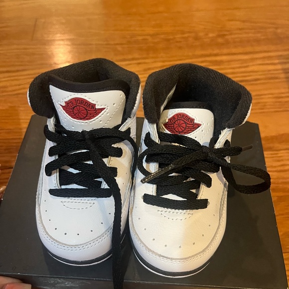 Too small - Picture 3 of 3